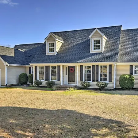 Carolina Lakes Family Home With Pool, Kayaks And Dock!